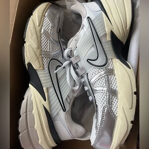 Wmns Nike V2K Shoes